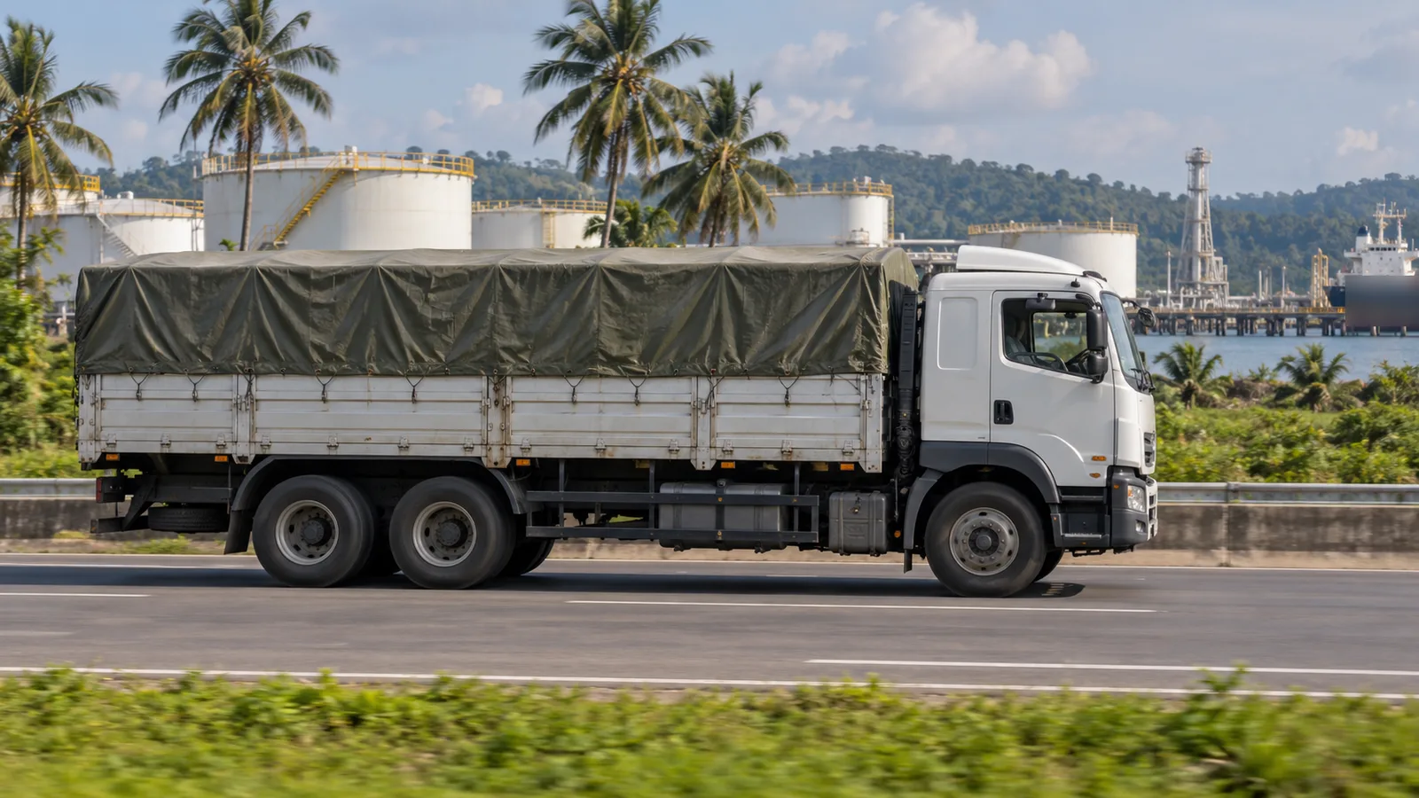 Ilustrasi truk uji jalan biodiesel B40 di kawasan terminal BBM Indonesia